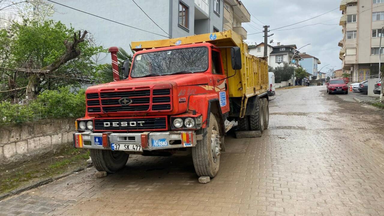 Kocaeli'de freni boşaldığı iddia edilen hafriyat kamyonu, 200 metre boyunca