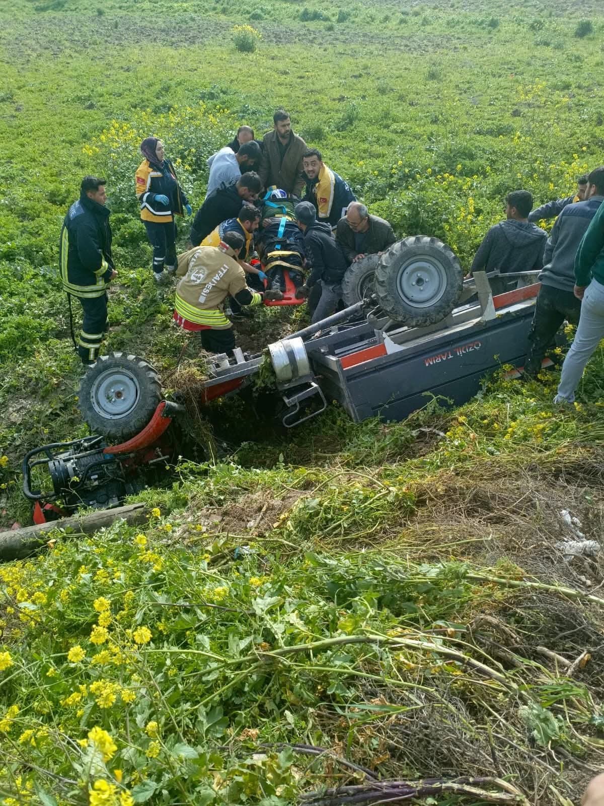 Hatay'da sürücüsünün kontrolünü kaybetmesiyle tarlaya devrilerek ters dönen patpatın sürücüsü