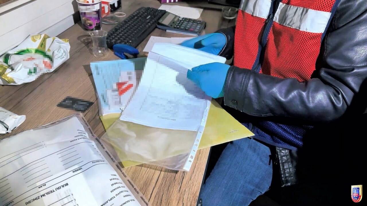 Burdur'da jandarma ekipleri tarafından düzenlenen tefecilik operasyonunda yaklaşık 27 milyon