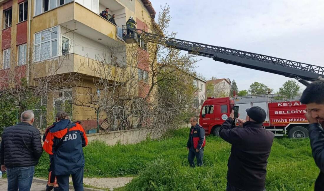 Edirne'nin Keşan ilçesinde yaşadığı evi ateşe veren genç babasını arayıp