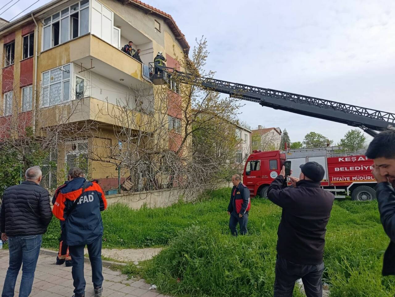 Edirne'nin Keşan ilçesinde yaşadığı evi ateşe veren genç babasını arayıp