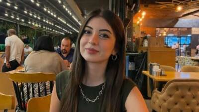 İzmir’in Menderes ilçesinde bariyerlere çarptıktan sonra alev alan otomobilde hayatını