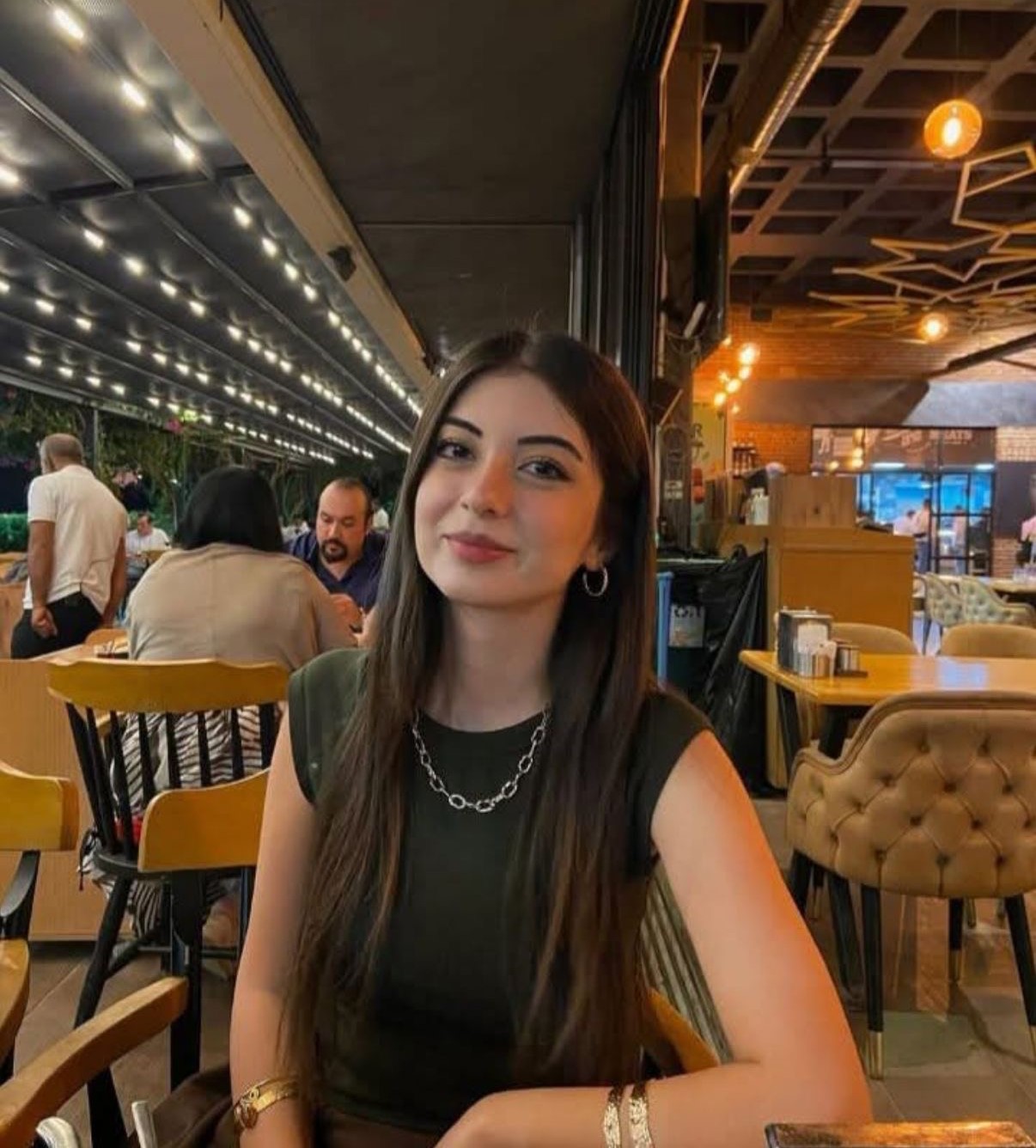 İzmir’in Menderes ilçesinde bariyerlere çarptıktan sonra alev alan otomobilde hayatını