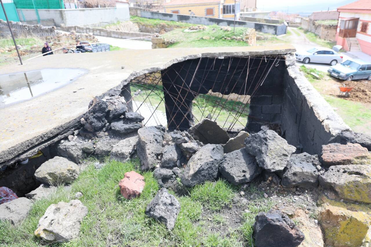 Nevşehir'in Derinkuyu ilçesine bağlı Çakıllı köyünde kadınların ekmek pişirdiği köy