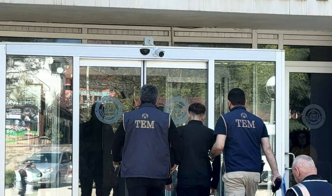 Tokat'ın Niksar ilçesinde bir öğrenci, arkadaşlarına attığı, "Okula gelmeyin, tarayacağım"