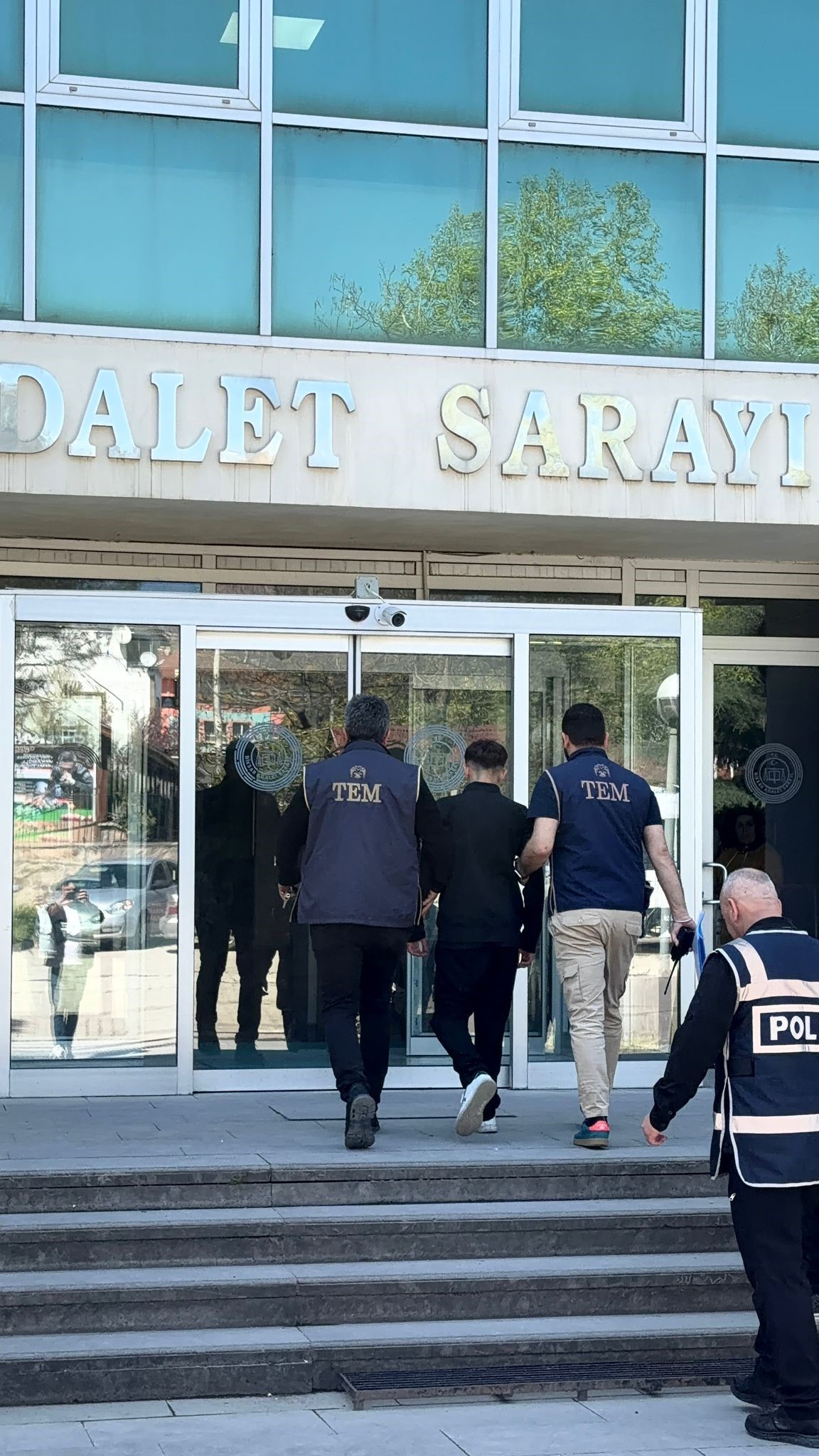 Tokat'ın Niksar ilçesinde bir öğrenci, arkadaşlarına attığı, "Okula gelmeyin, tarayacağım"