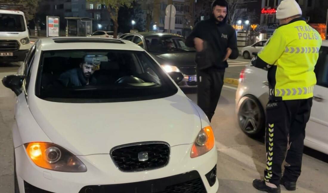 Aksaray’da ön plakası olmadan trafiğe çıkan araç sürücüsüne trafik ekiplerince