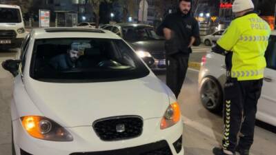 Aksaray’da ön plakası olmadan trafiğe çıkan araç sürücüsüne trafik ekiplerince
