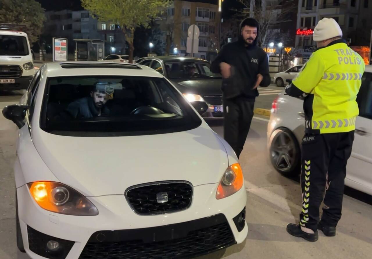 Aksaray’da ön plakası olmadan trafiğe çıkan araç sürücüsüne trafik ekiplerince