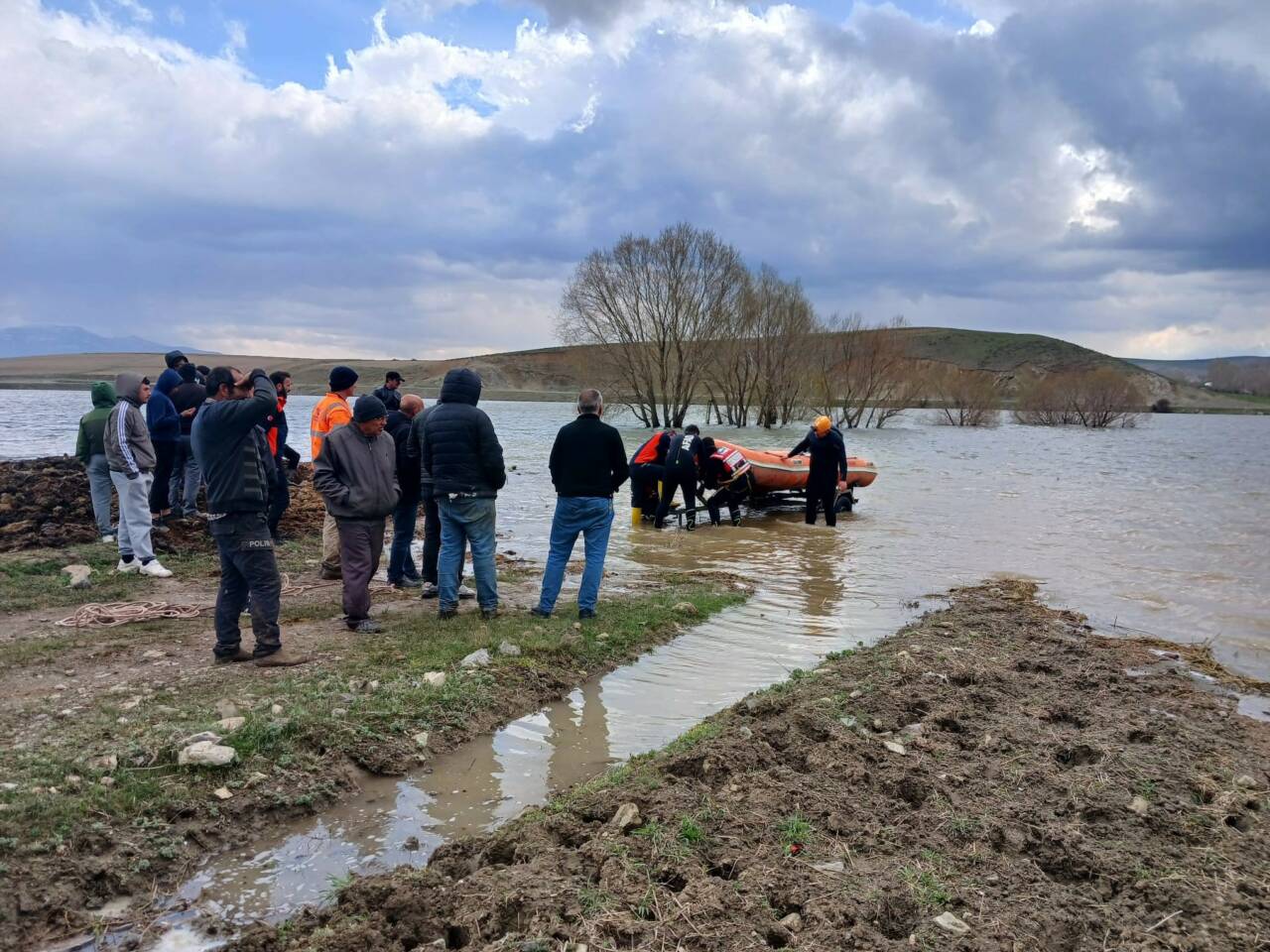 Sivas’ın Altınyayla ilçesine bağlı Doğupınar köyünde baraja girerek mahsur kalan