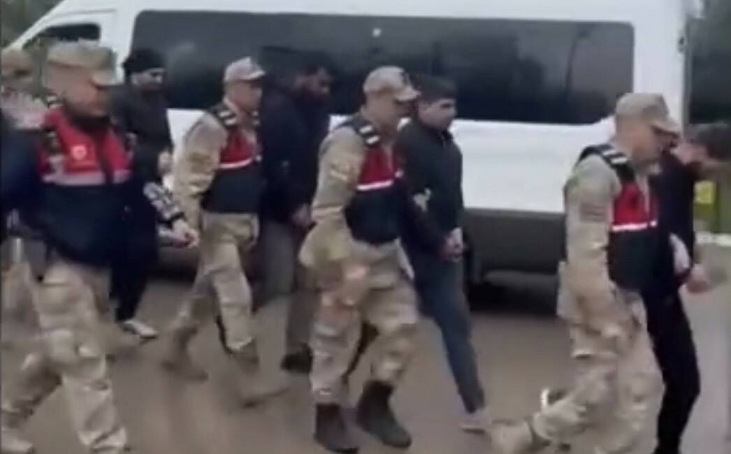 ‘Sahte çürük raporu’ operasyonu:10 kişi tutuklandı! Şanlıurfa’nın Siverek ilçesinde sahte "askerliğe elverişli değildir" raporu düzenledikleri tespit