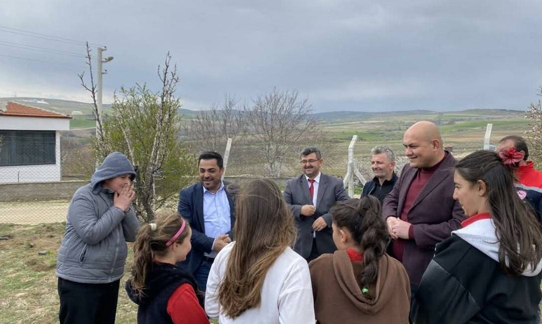 Ağaçören’de düzenlenen ağaçlandırma etkinliğiyle öğrenciler hem doğayla buluştu hem de