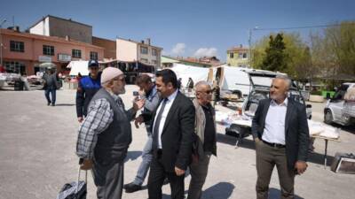 Ağaçören Belediye Başkanı Kemal Salman, ilçe pazarını ziyaret ederek vatandaşlarla