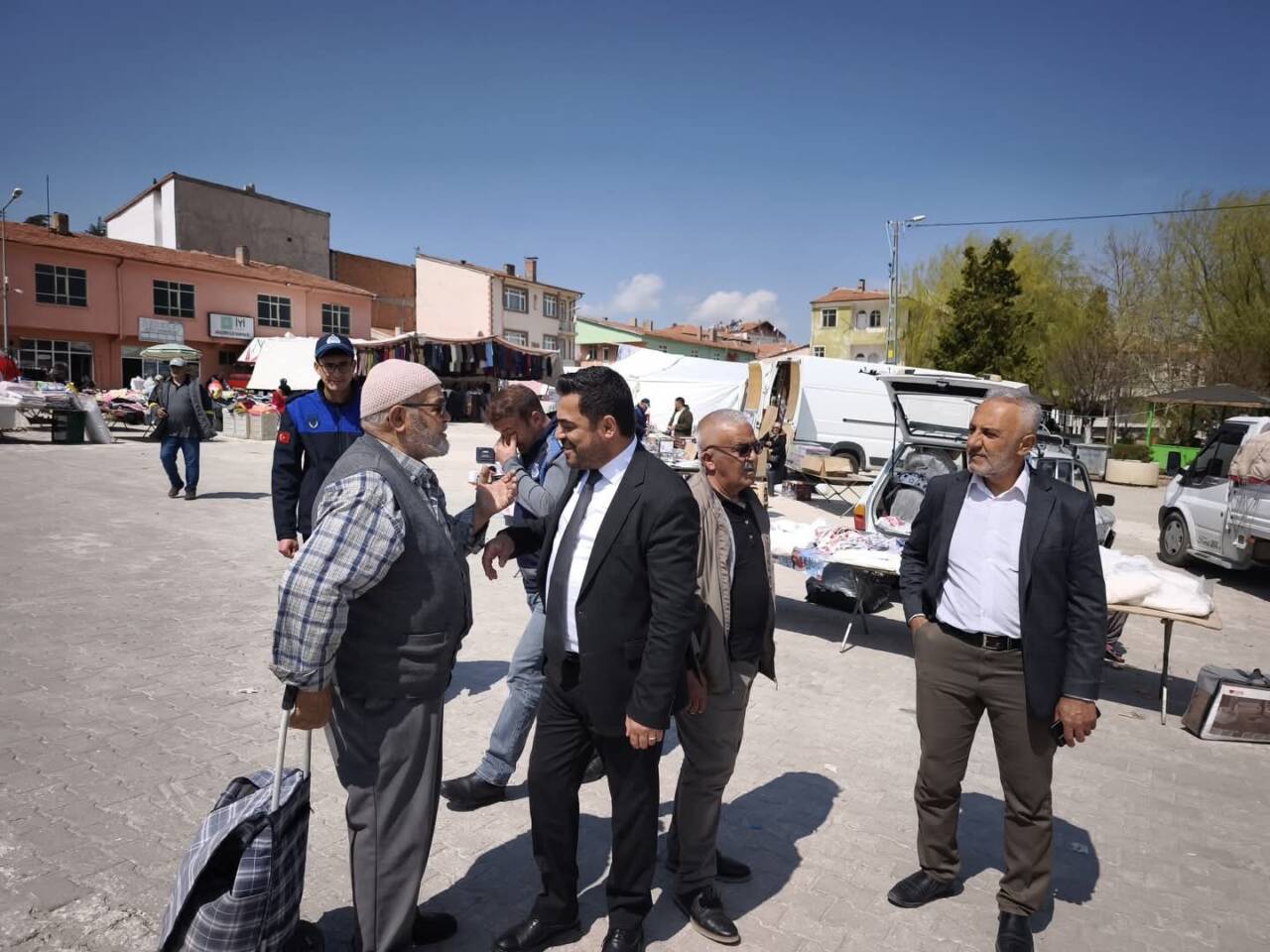 Ağaçören Belediye Başkanı Kemal Salman, ilçe pazarını ziyaret ederek vatandaşlarla