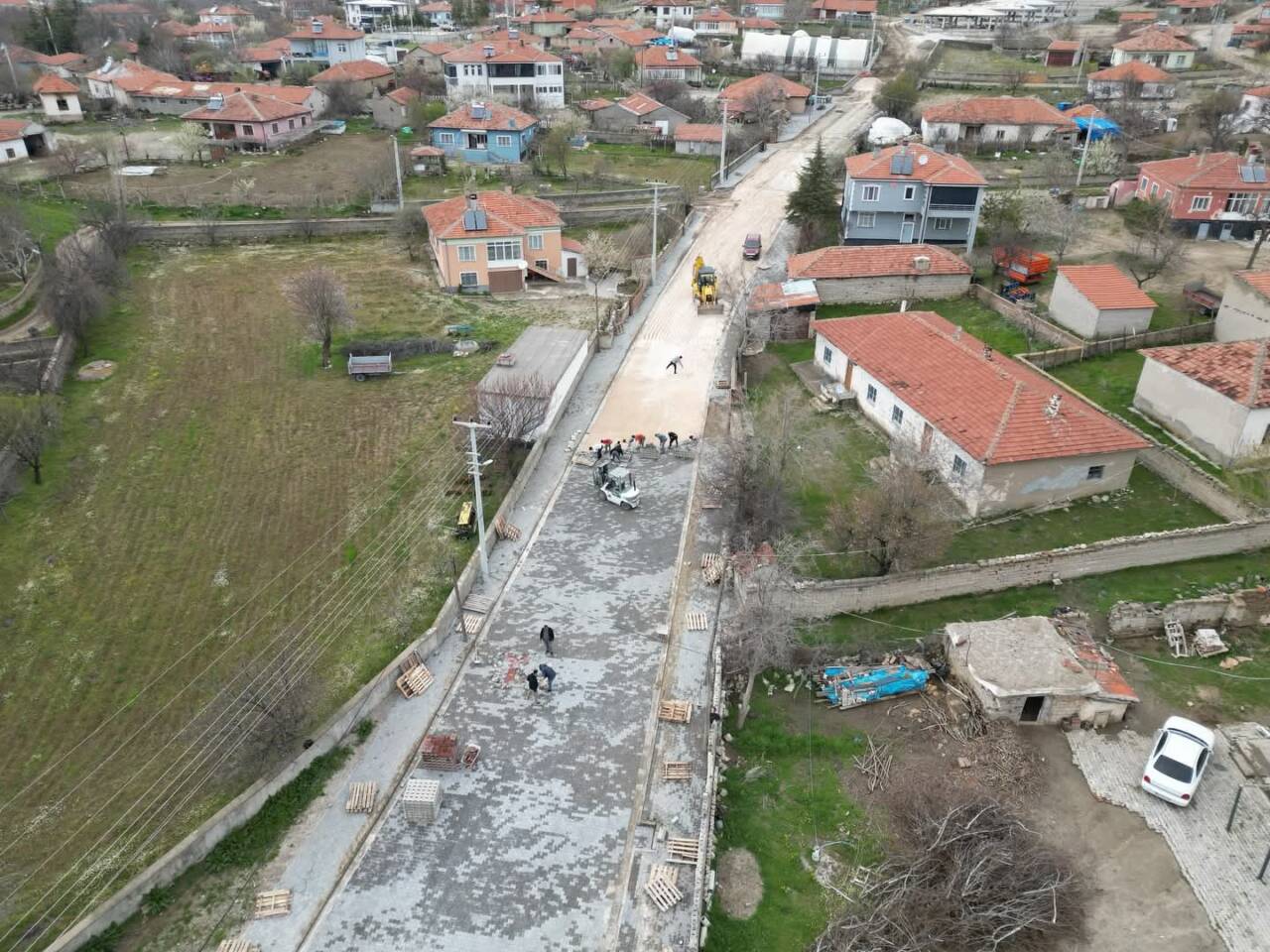 Ağaçören Belediyesi tarafından ilçe genelinde sürdürülen taş döşeme çalışmaları aralıksız