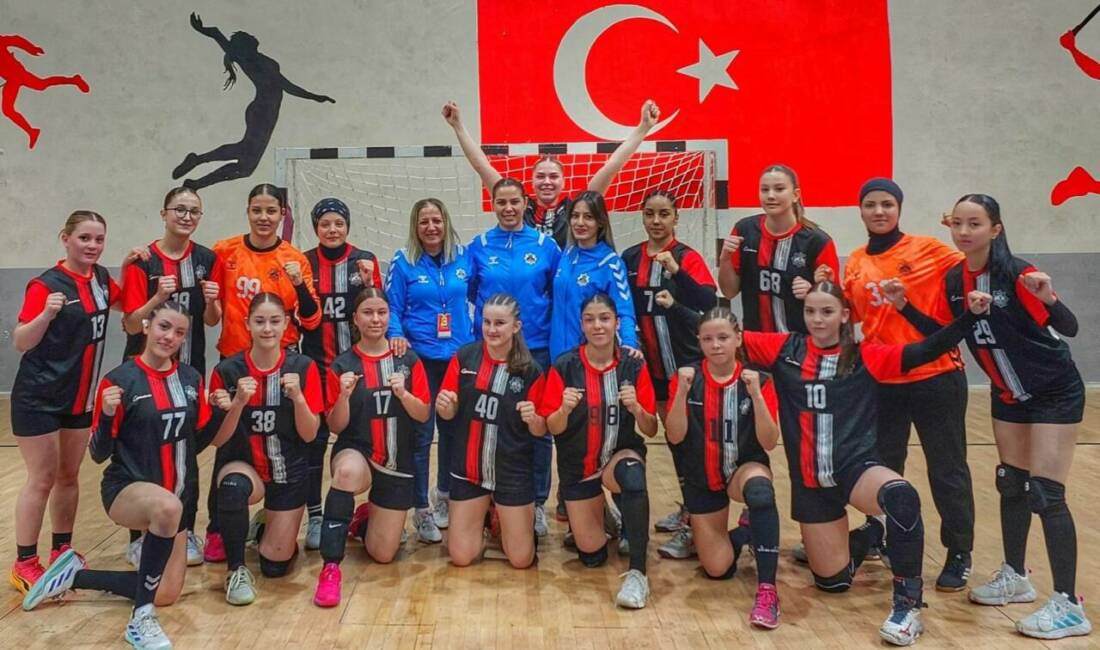 Uşak’ta düzenlenen Genç Kızlar Hentbol Türkiye Şampiyonası’nda mücadele eden Aksaray
