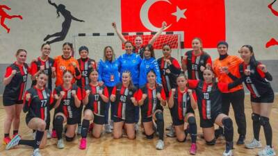 Uşak’ta düzenlenen Genç Kızlar Hentbol Türkiye Şampiyonası’nda mücadele eden Aksaray