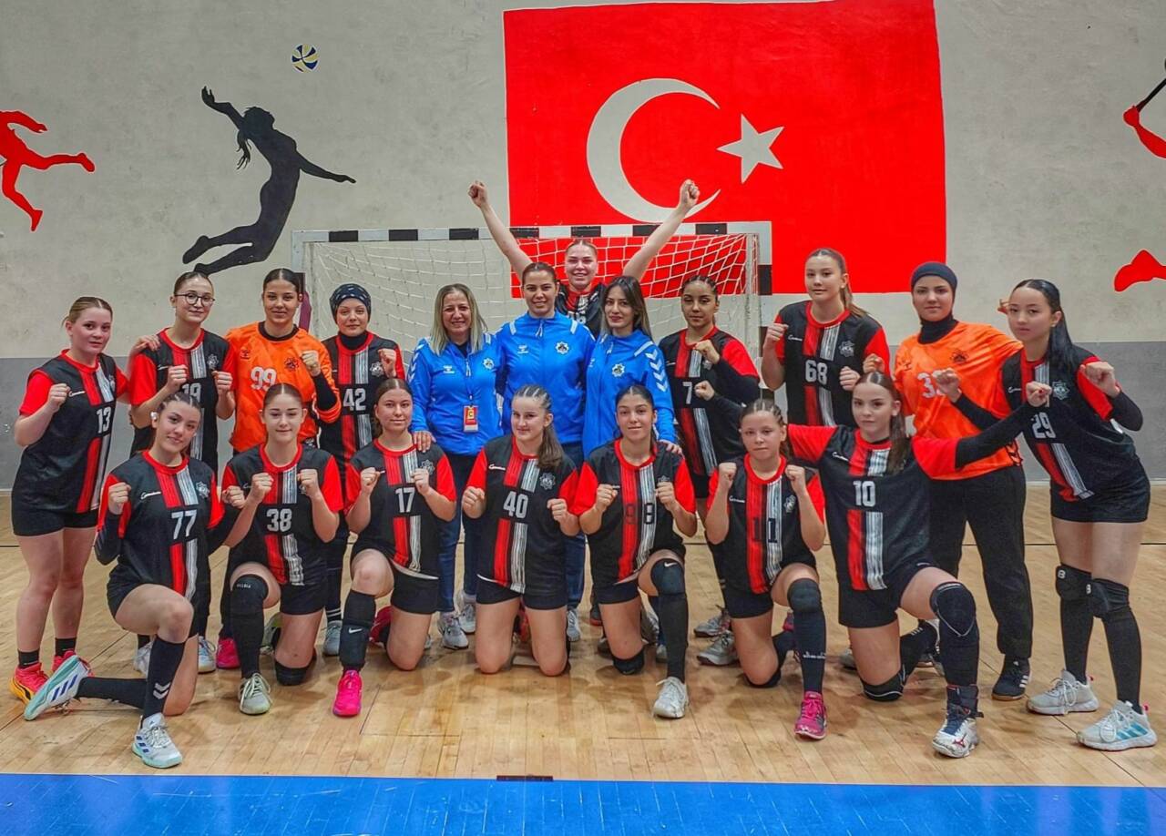 Uşak’ta düzenlenen Genç Kızlar Hentbol Türkiye Şampiyonası’nda mücadele eden Aksaray