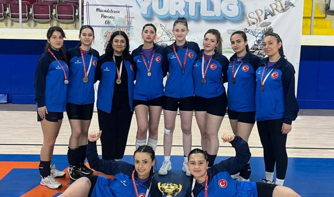 Aksaray Gençlik Spor İl Müdürlüğü koordinesinde mücadele eden voleybol takımı,