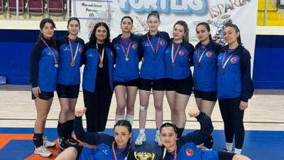 Aksaray Gençlik Spor İl Müdürlüğü koordinesinde mücadele eden voleybol takımı,