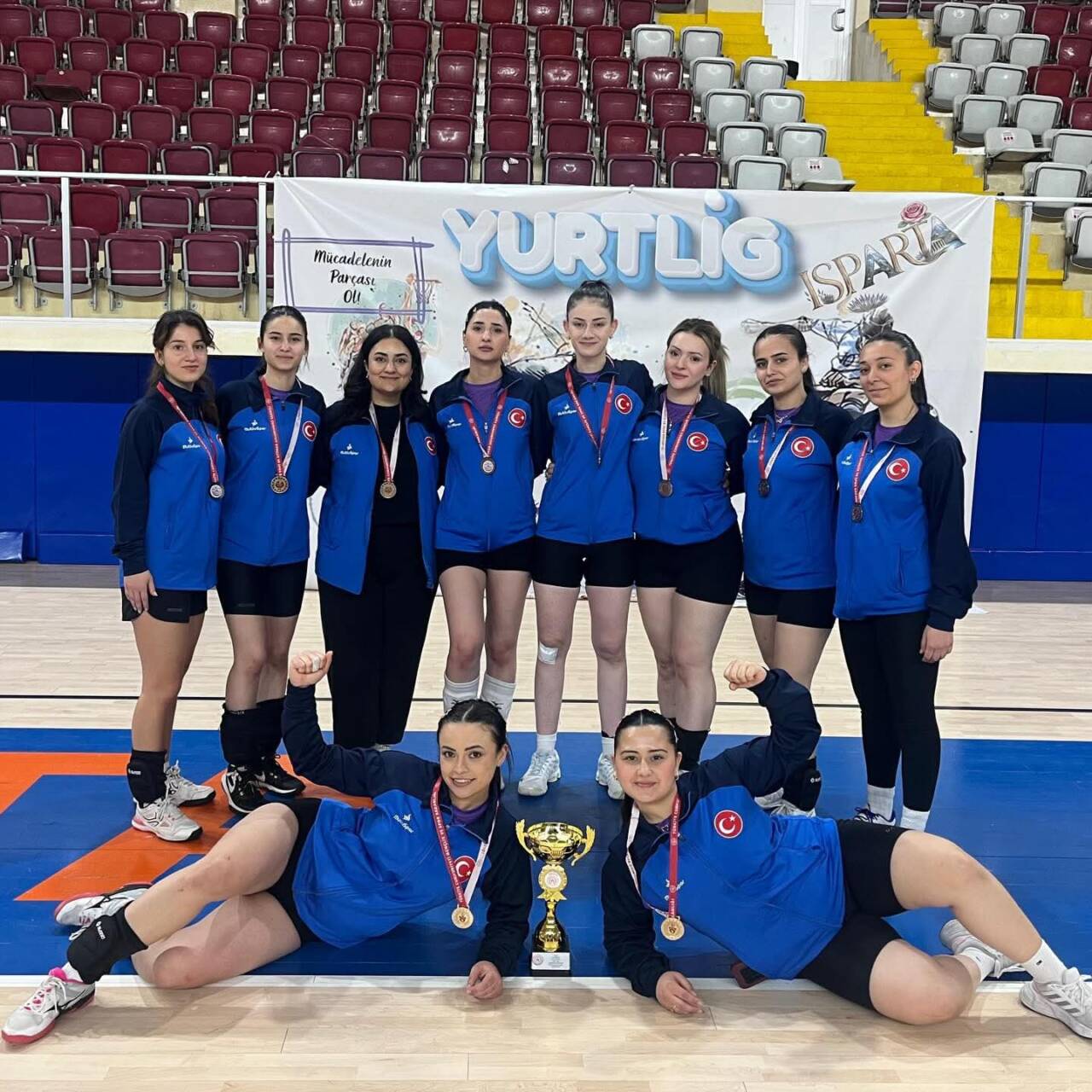 Aksaray Gençlik Spor İl Müdürlüğü koordinesinde mücadele eden voleybol takımı,