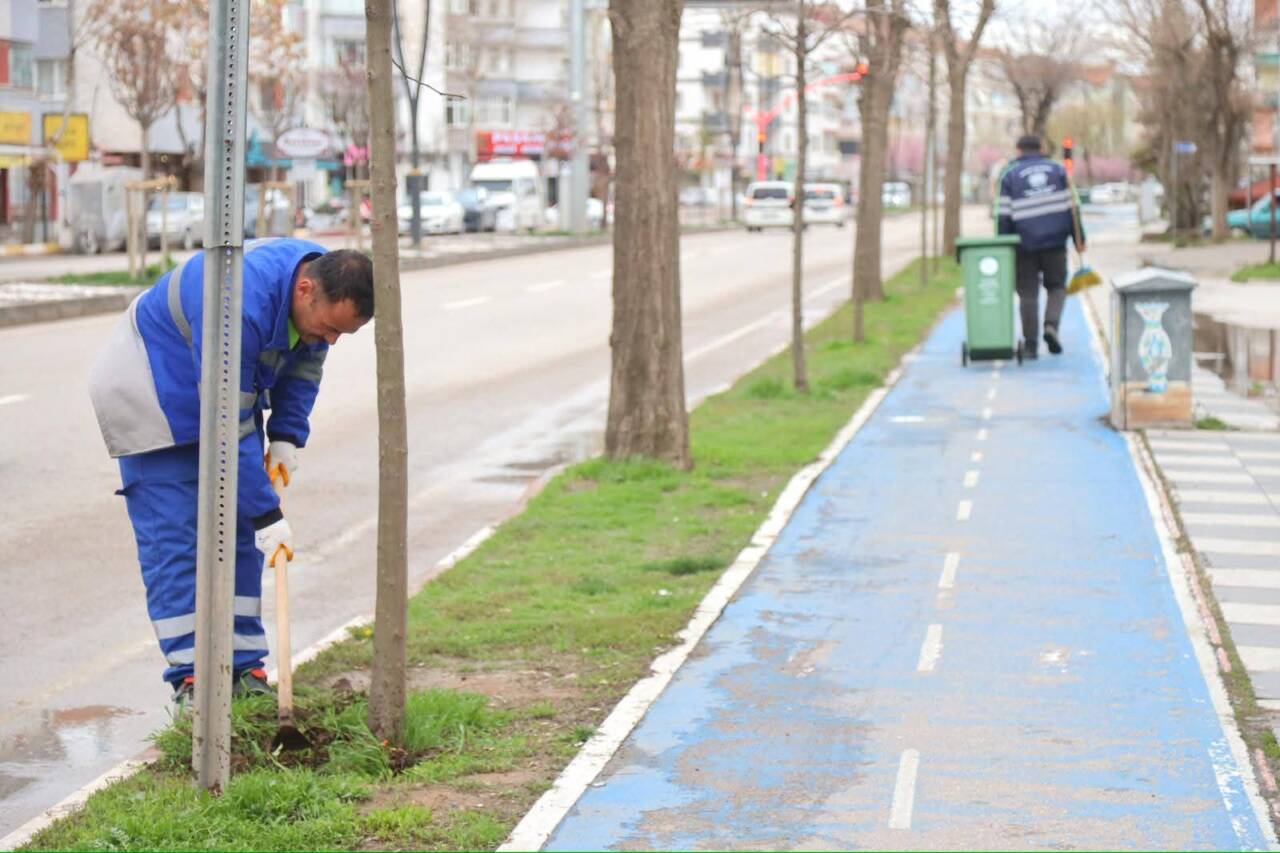 Aksaray Belediyesi, baharın gelişiyle birlikte kent estetiğini artırmaya yönelik çalışmalarına