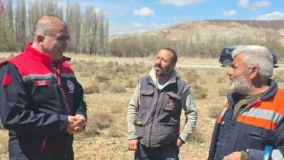 Aksaray İl Tarım ve Orman Müdürü Nejdet Demir, yol kenarında
