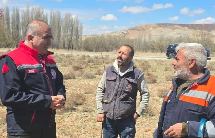 Aksaray İl Tarım ve Orman Müdürü Nejdet Demir, yol kenarında