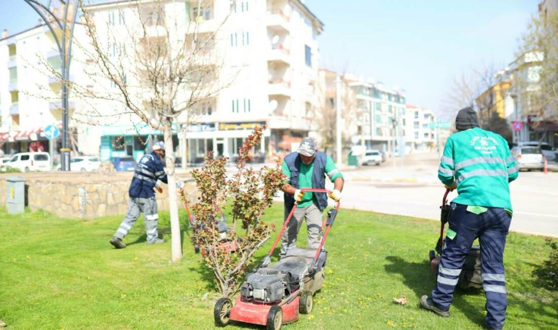 Aksaray Belediyesi, Cumhuriyet Bulvarı’nda çim biçme, peyzaj ve temizlik çalışmalarıyla