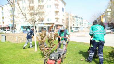 Aksaray Belediyesi, Cumhuriyet Bulvarı’nda çim biçme, peyzaj ve temizlik çalışmalarıyla