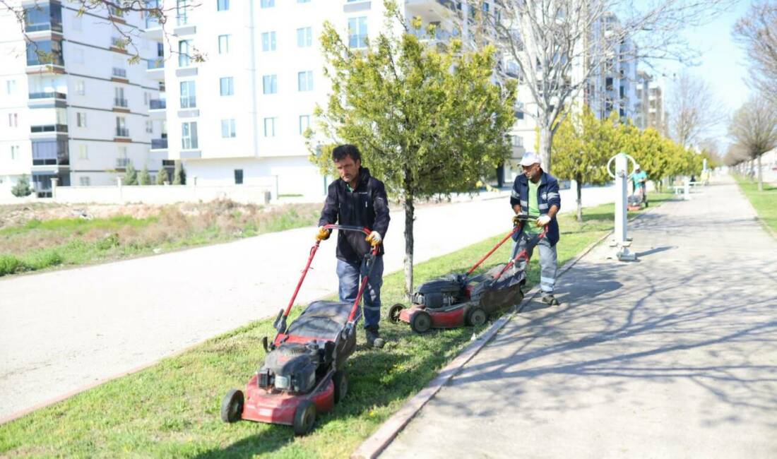 Aksaray Belediyesi ekipleri, Alparslan Türkeş Bulvarı’nda çim biçme ve peyzaj