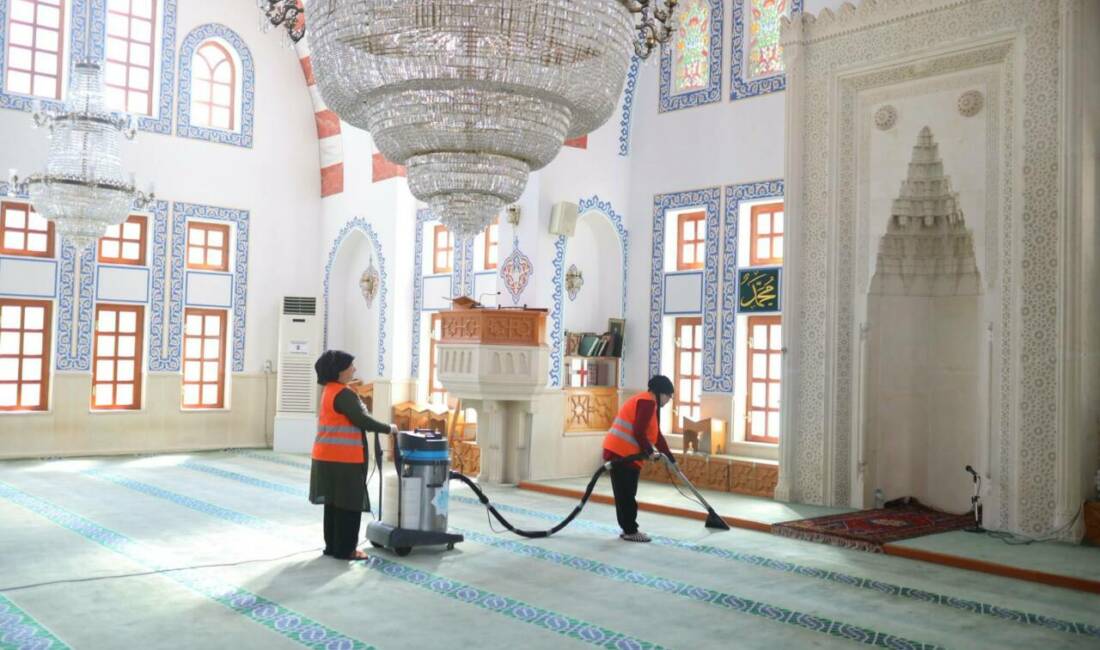 Aksaray Belediyesi, kent genelindeki camilerde yürüttüğü temizlik çalışmalarıyla ibadethaneleri daha