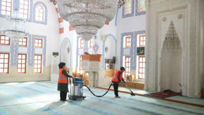 Aksaray Belediyesi, kent genelindeki camilerde yürüttüğü temizlik çalışmalarıyla ibadethaneleri daha
