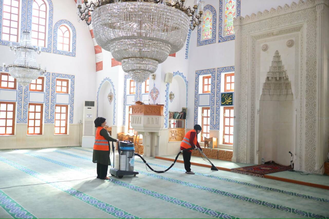 Aksaray Belediyesi, kent genelindeki camilerde yürüttüğü temizlik çalışmalarıyla ibadethaneleri daha