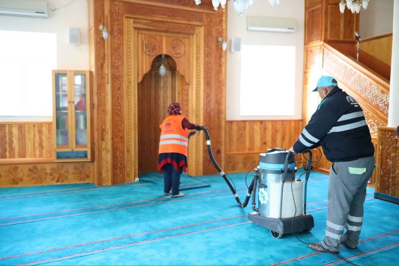 Aksaray Belediyesi, şehir genelinde yürüttüğü temizlik çalışmalarını sadece sokak ve