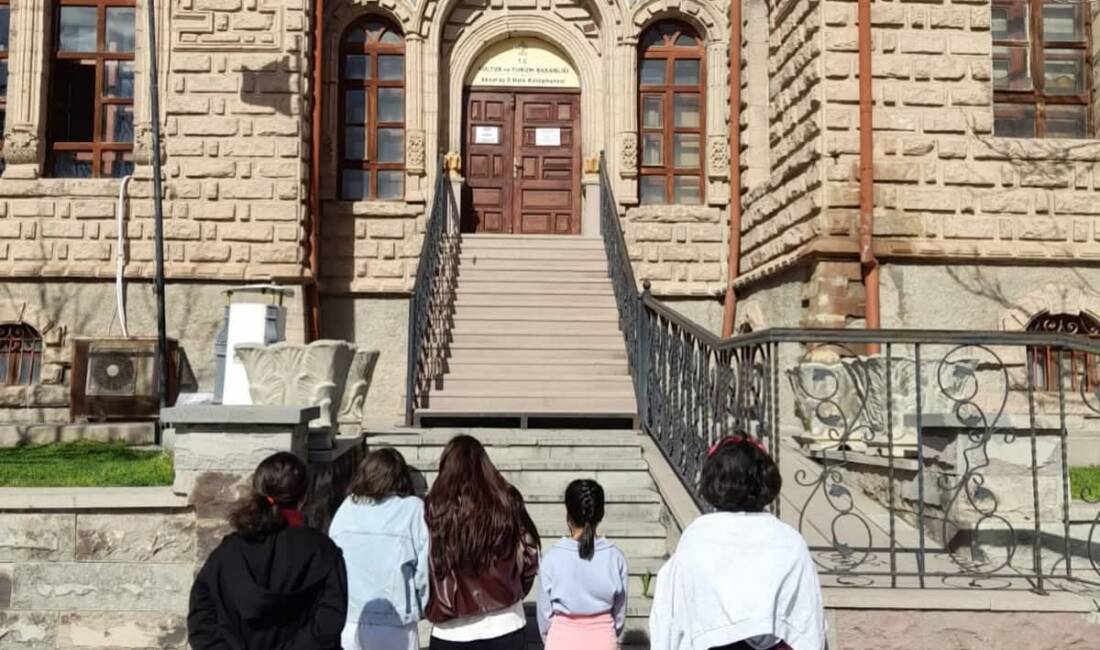 Aksaray’da koruma altındaki çocuklar, Kütüphaneler Haftası kapsamında İl Halk Kütüphanesi’ni