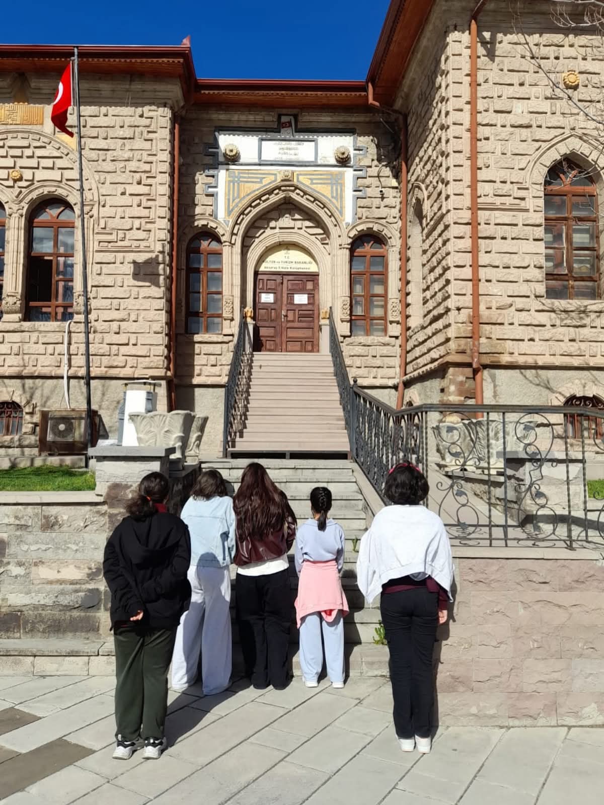 Aksaray’da koruma altındaki çocuklar, Kütüphaneler Haftası kapsamında İl Halk Kütüphanesi’ni