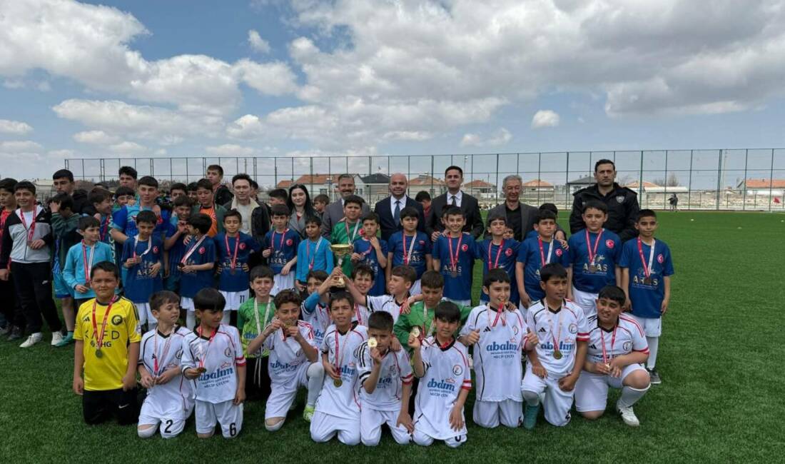 Eskil’de 2026 Gençlik Yılı kapsamında düzenlenen okullar arası futbol turnuvası