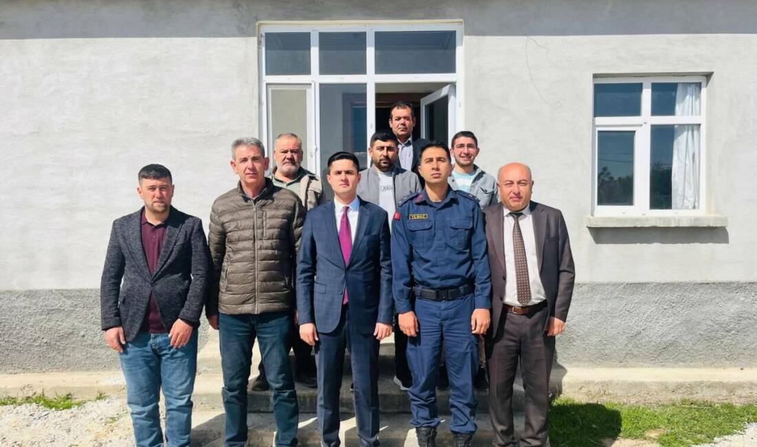 Eskil’de mahalle ziyaretlerini sürdüren Kaymakam, kurum amirleriyle birlikte birçok noktada