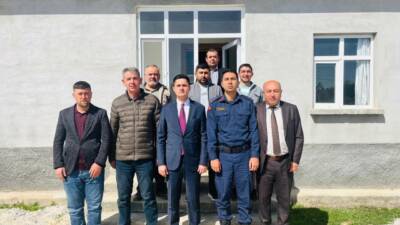 Eskil’de mahalle ziyaretlerini sürdüren Kaymakam, kurum amirleriyle birlikte birçok noktada