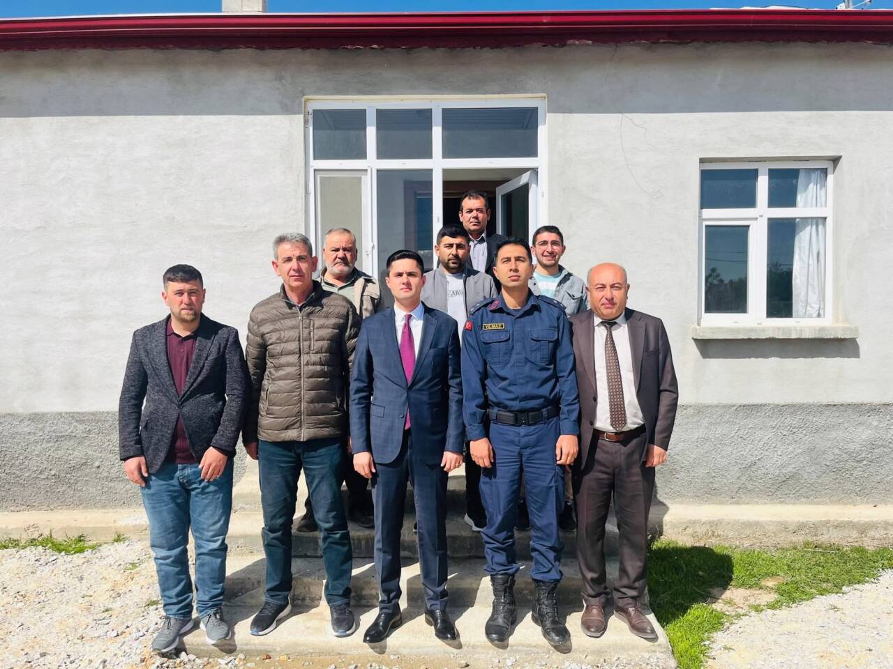 Eskil’de mahalle ziyaretlerini sürdüren Kaymakam, kurum amirleriyle birlikte birçok noktada