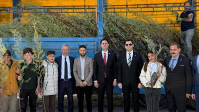 Eskil Belediyesi tarafından yürütülen ağaçlandırma çalışmaları kapsamında ilçe genelinde 250