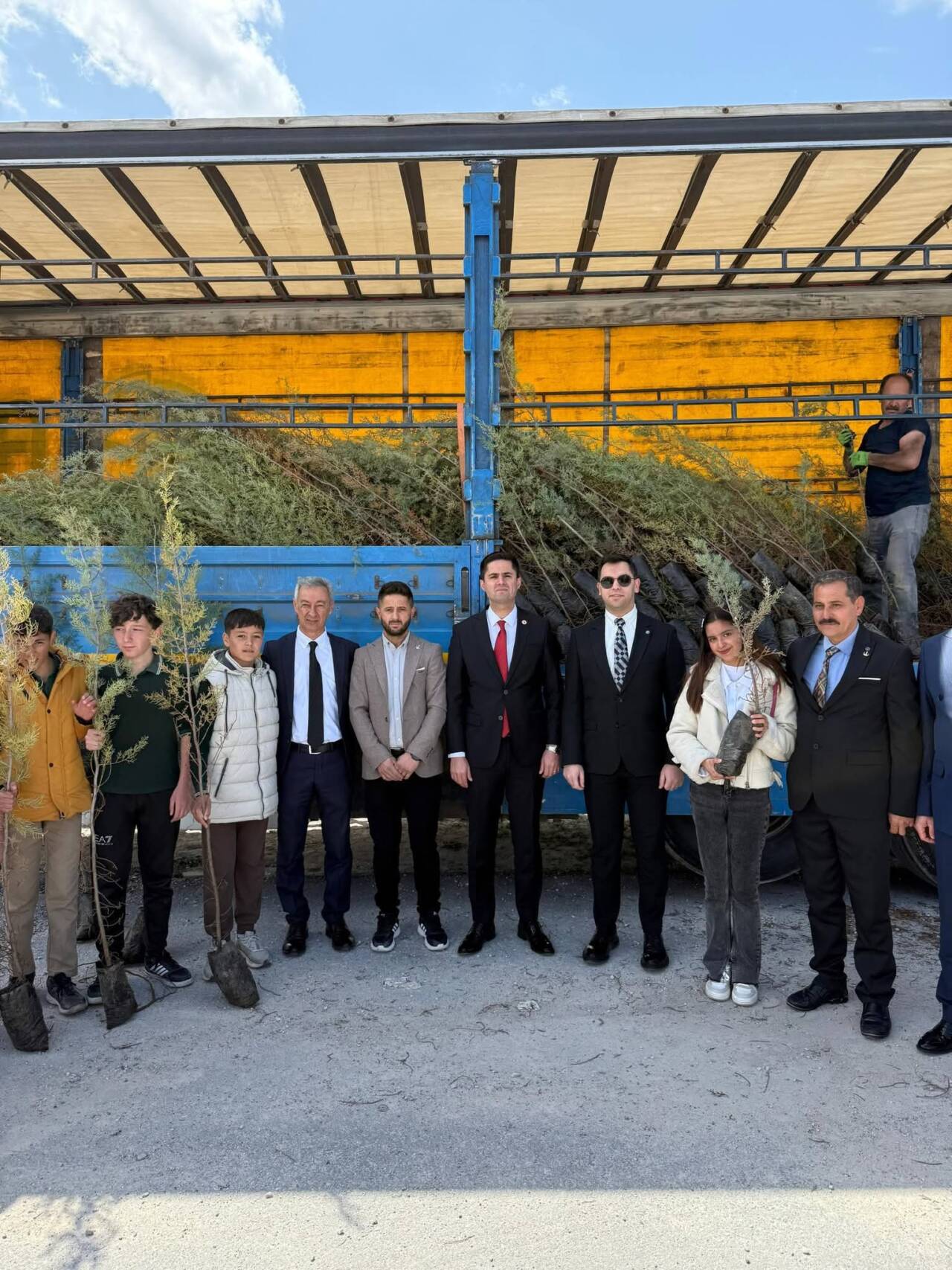 Eskil Belediyesi tarafından yürütülen ağaçlandırma çalışmaları kapsamında ilçe genelinde 250