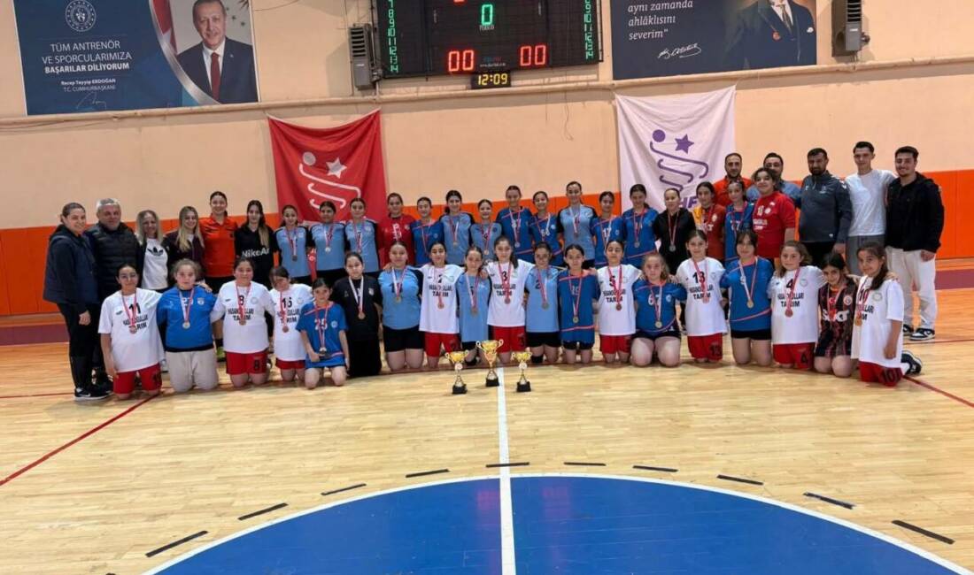 Aksaray Belediyespor’un küçük kız hentbol takımı, il birinciliği müsabakalarını zirvede