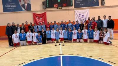 Aksaray Belediyespor’un küçük kız hentbol takımı, il birinciliği müsabakalarını zirvede
