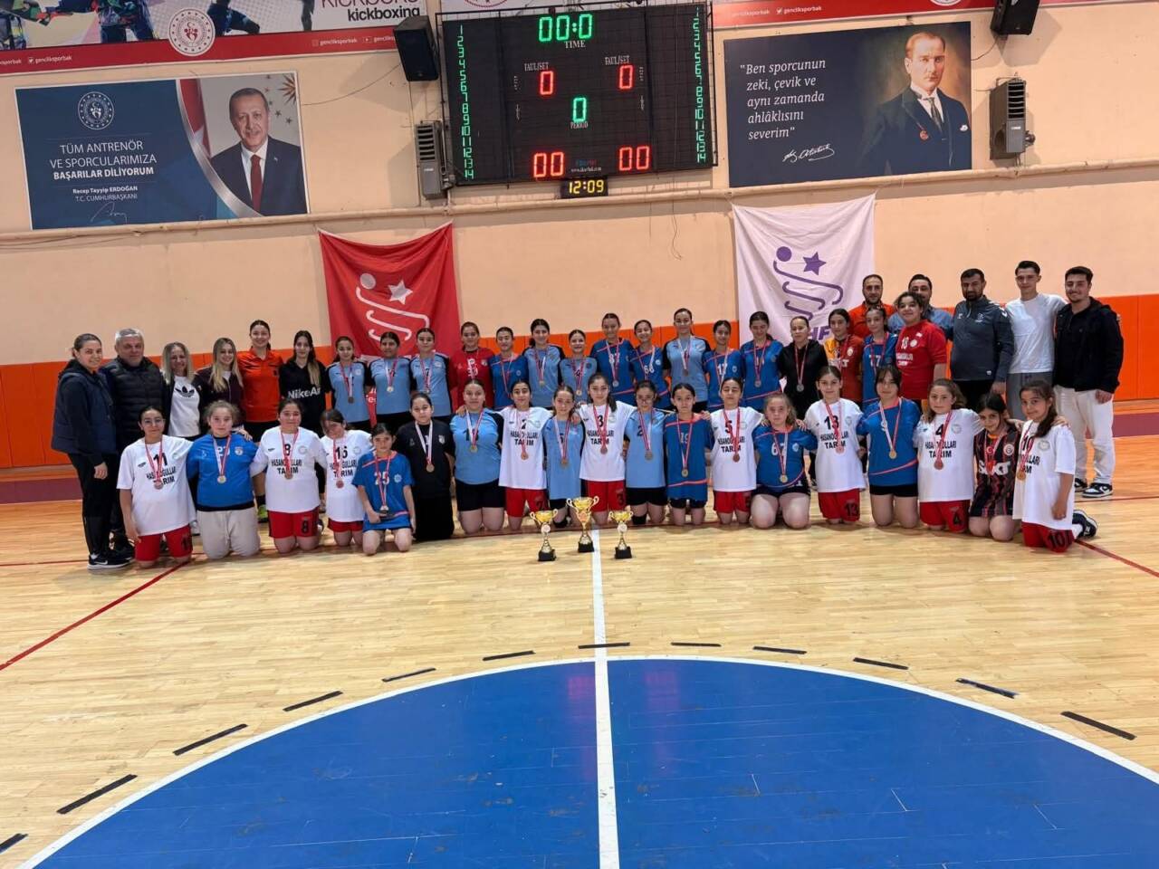 Aksaray Belediyespor’un küçük kız hentbol takımı, il birinciliği müsabakalarını zirvede