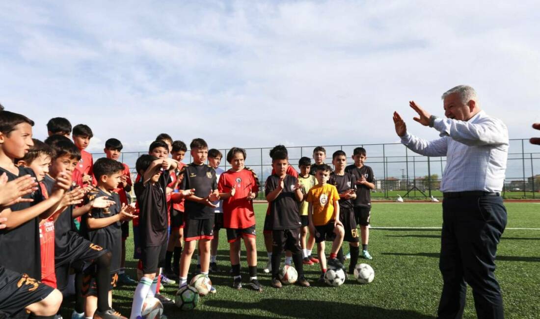 Aksaray’da Vali Murat Duru, Gençlik ve Spor tesislerini ziyaret ederek