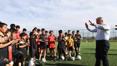 Aksaray’da Vali Murat Duru, Gençlik ve Spor tesislerini ziyaret ederek