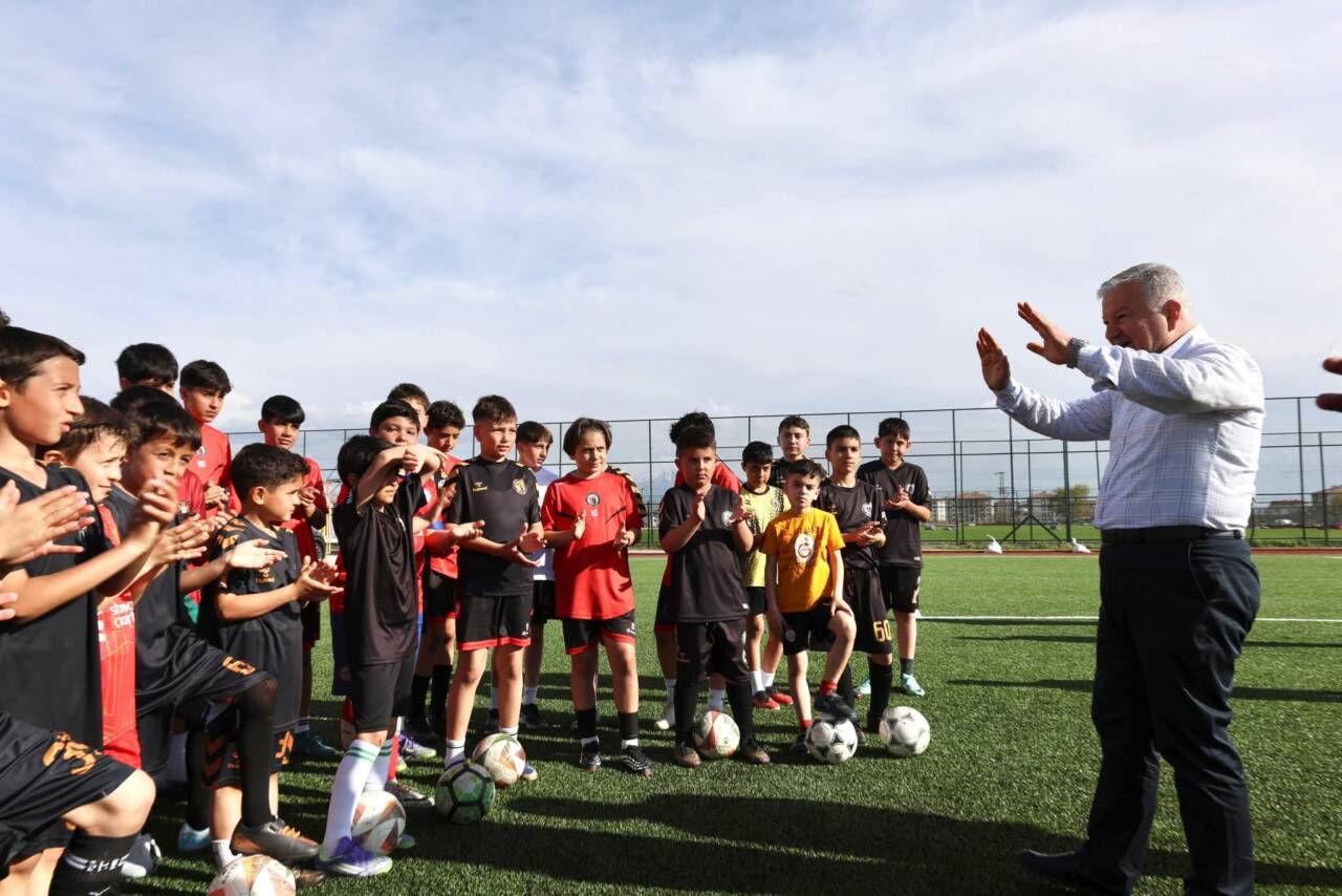 Aksaray’da Vali Murat Duru, Gençlik ve Spor tesislerini ziyaret ederek