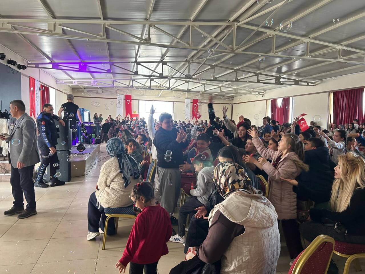 Güzelyurt’ta düzenlenen “Çocuklar Eğleniyor Kültür ve Sanat Festivali”, renkli etkinlikleri